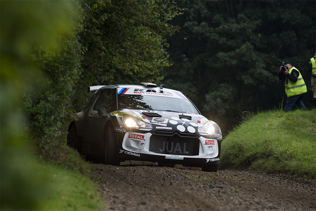 Ib Kragh og Mie Petersen havde fart på i Juelsminde Rally
(Foto: rallyfotografen.dk)